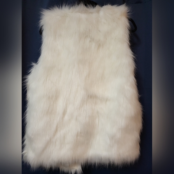 NWT Womens WhiteFaux Fur Vest Size 12-14 - Picture 4 of 7